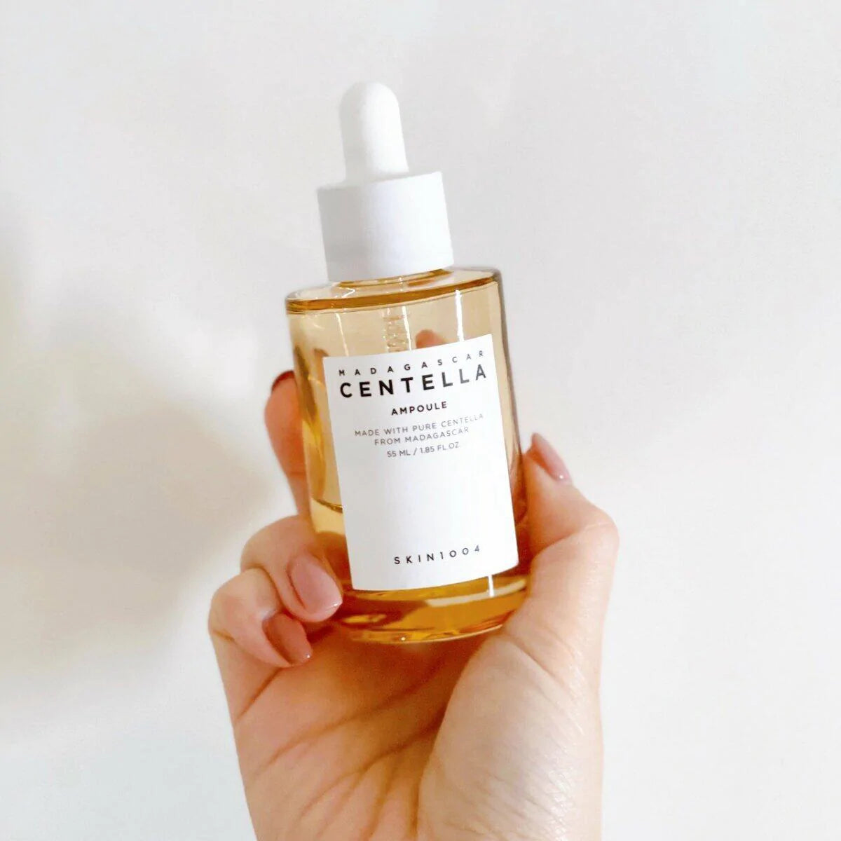 skin1004-madagascar-centella-ampoule-55ml-mano